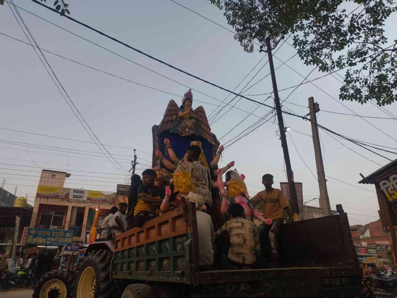  नवरात्रि को लेकर सजे दुर्गा पूजा पंडाल, मूर्तियों को ले जाने का सिलसिला शुरू**