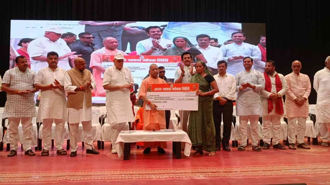 फसल नुकसान पर योगी सरकार की बड़ी राहत, 9.18 लाख किसानों के खातों में पहुंचे 493 करोड़ रुपये