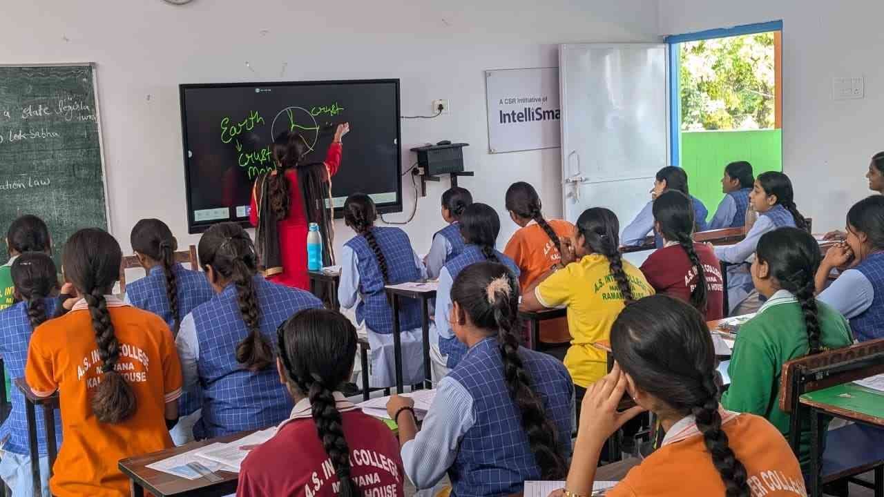 ए.एस. इंटर कॉलेज में ऐतिहासिक डिजिटल क्रांति: 75 इंच की स्मार्ट एलईडी से संवर रहा छात्राओं का भविष्य