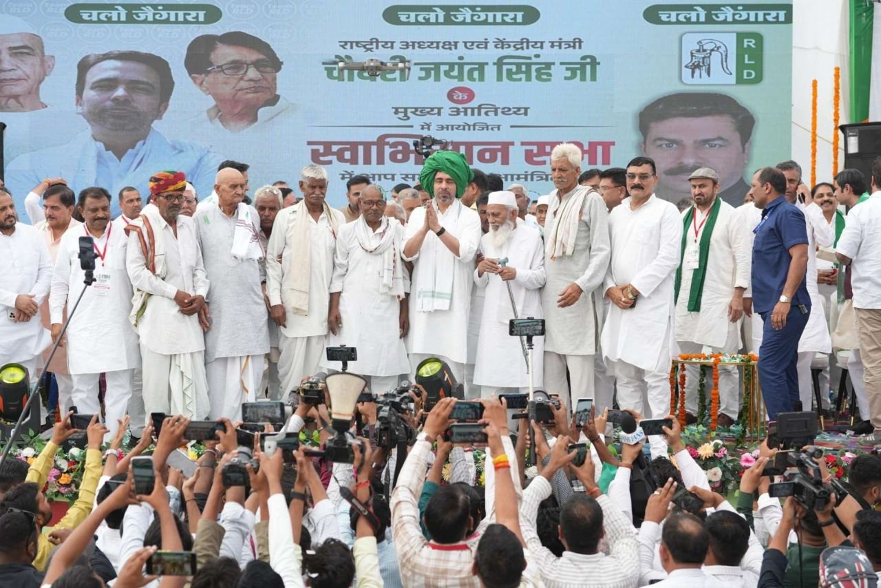 "रिश्ते निभाना सीखिए": आगरा की स्वाभिमान सभा में जयंत चौधरी का अखिलेश पर परोक्ष वार, बोले- "तीर मुझ तक नहीं पहुंचते"
