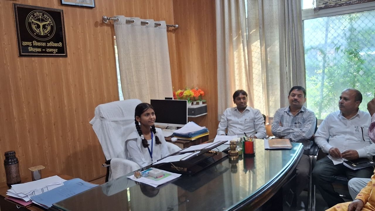 प्रशासनिक कुर्सी पर बैठीं अंशिका, ग्रामीणों की फरियाद सुन रास्ते की समस्या सुलझाने की पहल
