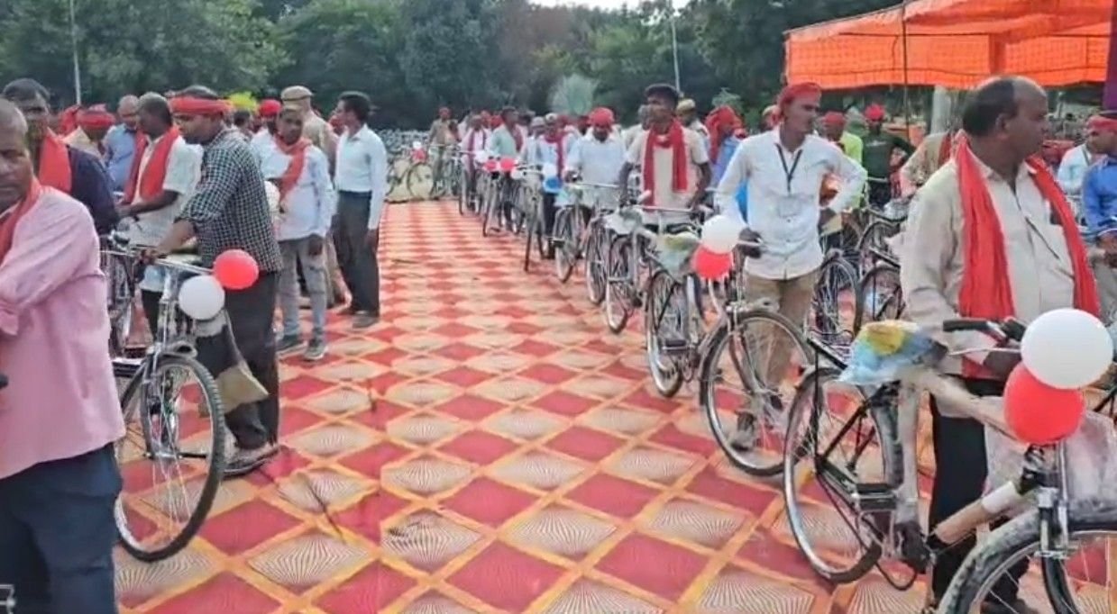 पुलिस अधीक्षक प्रतापगढ़ ने 325 ग्राम प्रहरियों को बांटी साइकिल, 1200 प्रहरियों को मिली किट, जनप्रतिनिधियों की मौजूदगी में पुलिस लाइन में हुआ भव्य कार्यक्रम