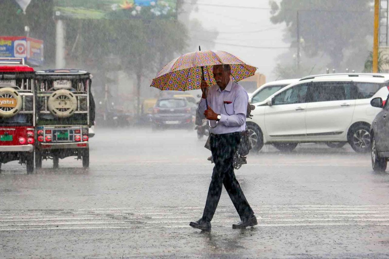 UP Weather Update: यूपी में अगले 48 घंटे शुष्क रहेगा मौसम, 15-16 अक्टूबर को बारिश के आ