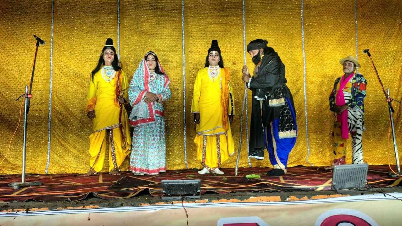 रामलीला: राजा दशरथ के प्राण त्यागने और भरत मिलाप के मार्मिक दृश्यों ने दर्शकों को किया भावविभोर
