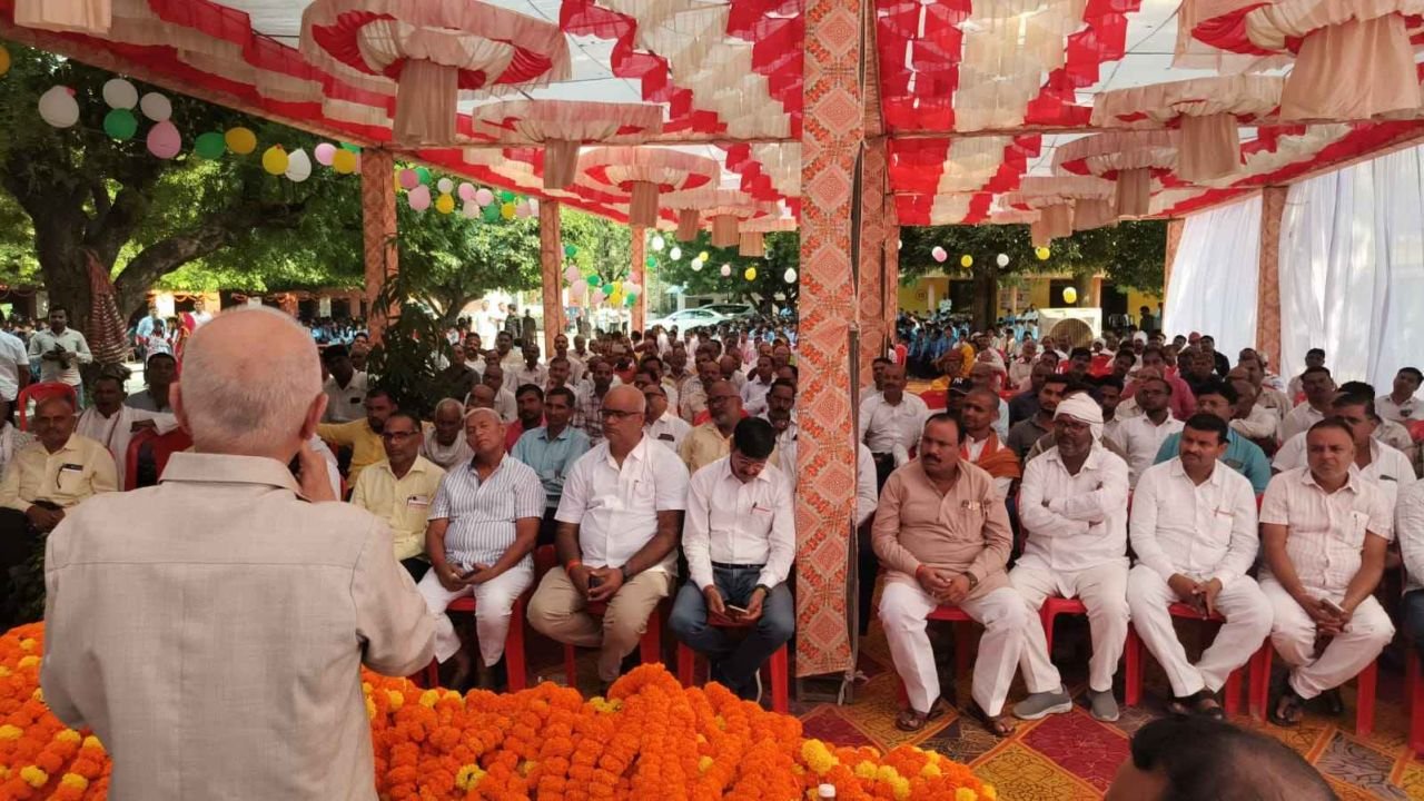 पूर्व कैबिनेट मंत्री मोती सिंह की मौजूदगी में शिक्षक एमएलसी चुनाव को लेकर हुई चर्चावीणापाणी इंटर कॉलेज में जुटे सैकड़ों लोग, जनप्रतिनिधियों और भाजपा पदाधिकारियों ने की सहभागित