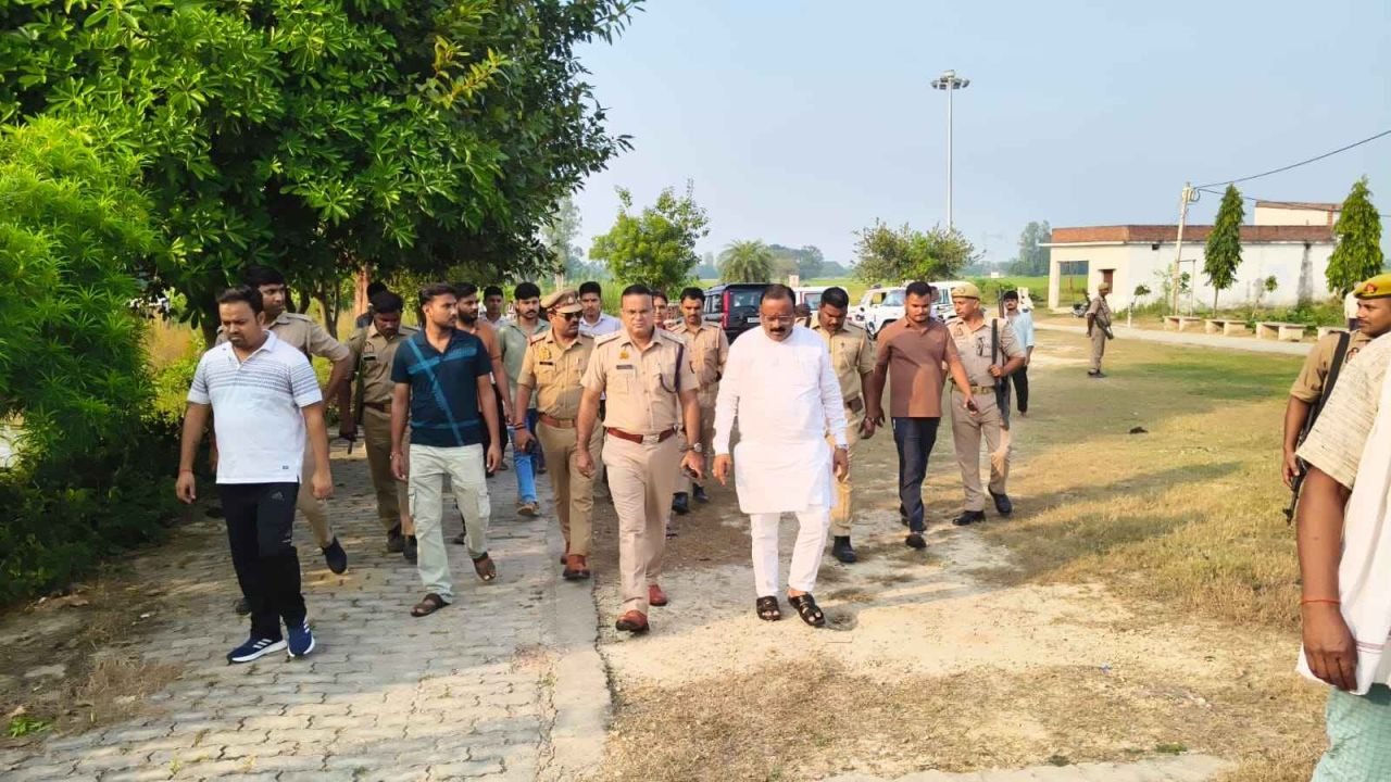 पट्टी नगर में दो दर्जन से अधिक दुर्गा प्रतिमाओं का होगा विसर्जननहर में पानी कम होने से आई विसर्जन की समस्या, प्रशासन ने तालाब का किया निरीक्षण।