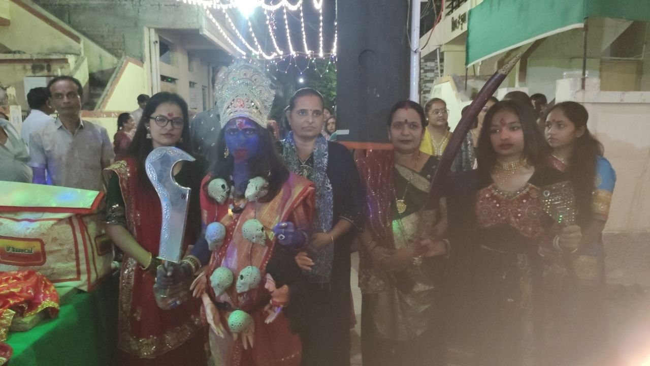 अमरेली के रणछोड़ नगर में खोडल युवक मंडल द्वारा नवली नवरात्रि महोत्सव में सातवें नोरते छोटी बालिकाओं और कुंवारिकाओं को गोयणी कर पूजन किया गया*