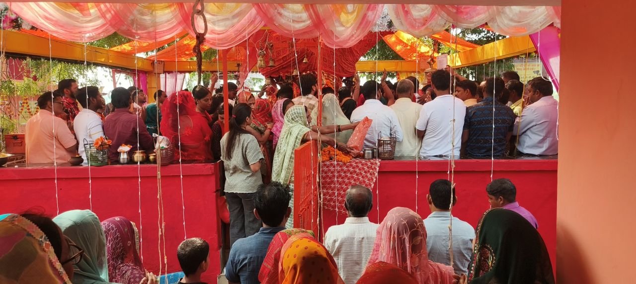 रामनवमी पर दुर्गा धाम बहुता में उमड़ा आस्था का सैलाब, वैदिक मंत्रोच्चार के बीच हुई महाआरती और हवन-पूजन, विशाल भंडारे में श्रद्धालुओं ने ग्रहण किया प्रसाद