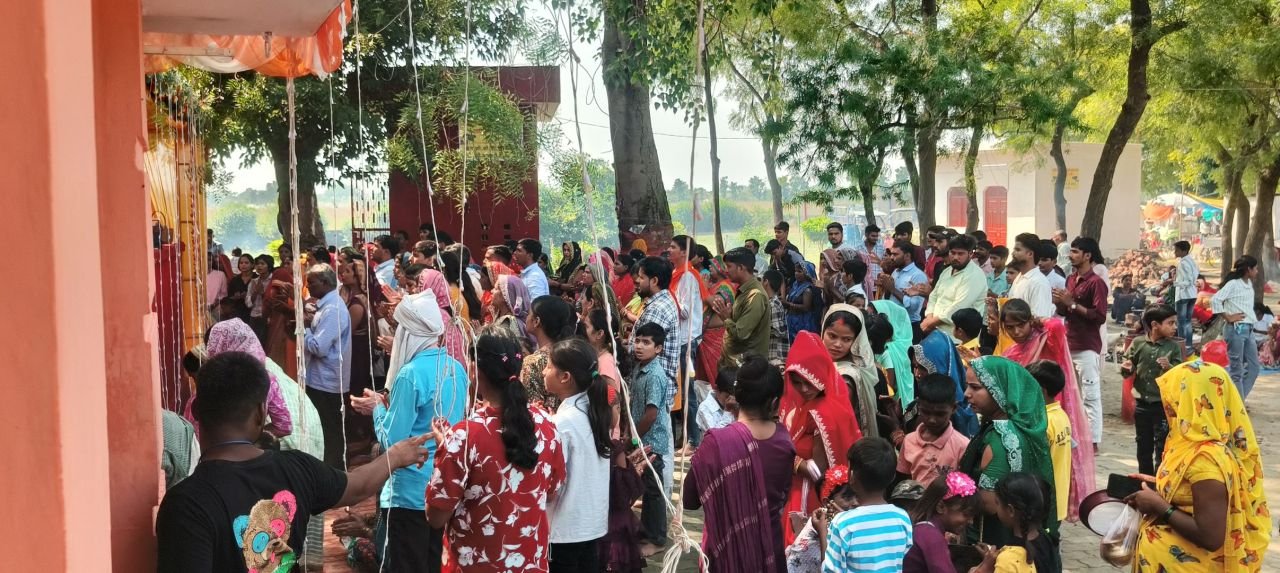 नवमी पर पूर्व कैबिनेट मंत्री मोती सिंह ने किया कन्या पूजन, उतारी आरती