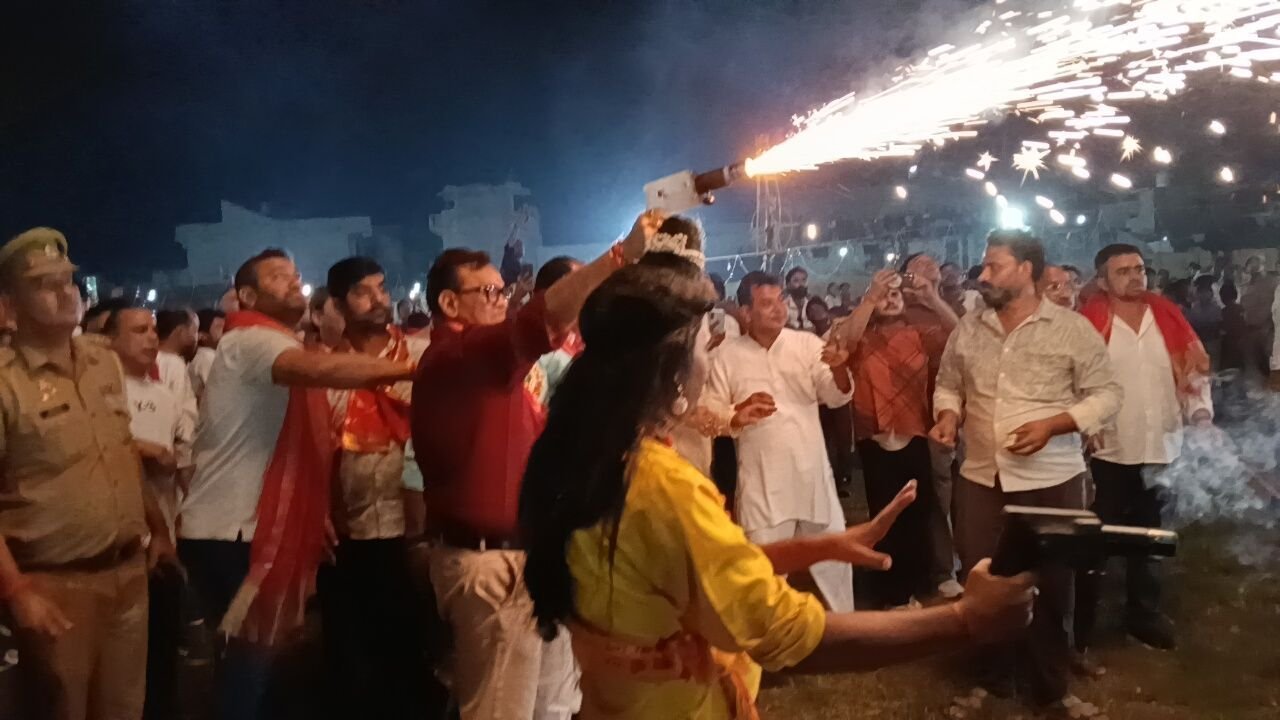 अधर्म पर धर्म की जीत: हस्तिनापुर GIC ग्राउंड में राज्य मंत्री दिनेश खटीक ने किया रावण दहन, उमड़ा जनसैलाब