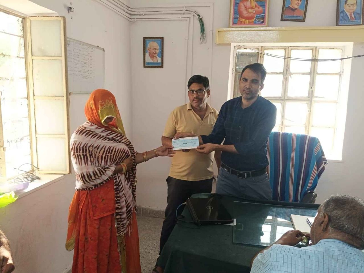 विद्युत करंट से मौत पर परिजनों को मिला 5 लाख रुपये का मुआवजा