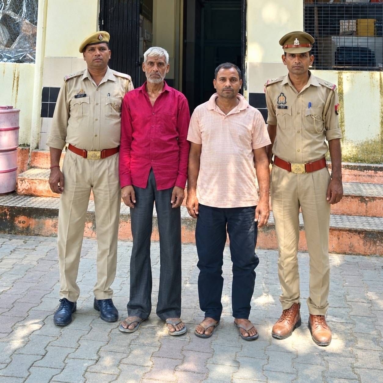 हस्तिनापुर में पुलिस का शिकंजा: आबकारी अधिनियम के दो वारण्टी अभियुक्त गिरफ्तार