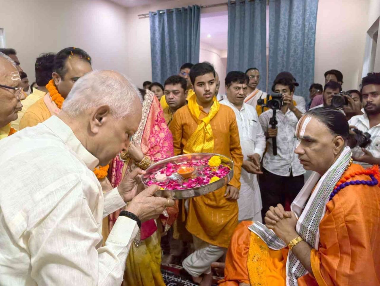 श्रीमद्भागवत कथा की कलश यात्रा में शामिल हुए पूर्व कैबिनेट मंत्री मोती सिंह**पूर्व मंत्री शिवाकांत ओझा के निज निवास पर आयोजित है श्रीमद्भागवत कथा*