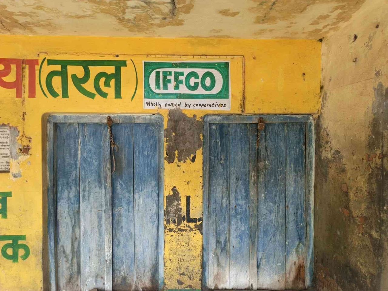 सचिवों की हड़ताल से 172 समितियों पर ताला, खाद के लिए भटक रहे किसानहर ब्लॉक में चार से छह केंद्रों से शुरू हुआ खाद वितरण, कमीशन की जगह निश्चित वेतन की मांग पर लखनऊ में धरना दे रहे सचिव