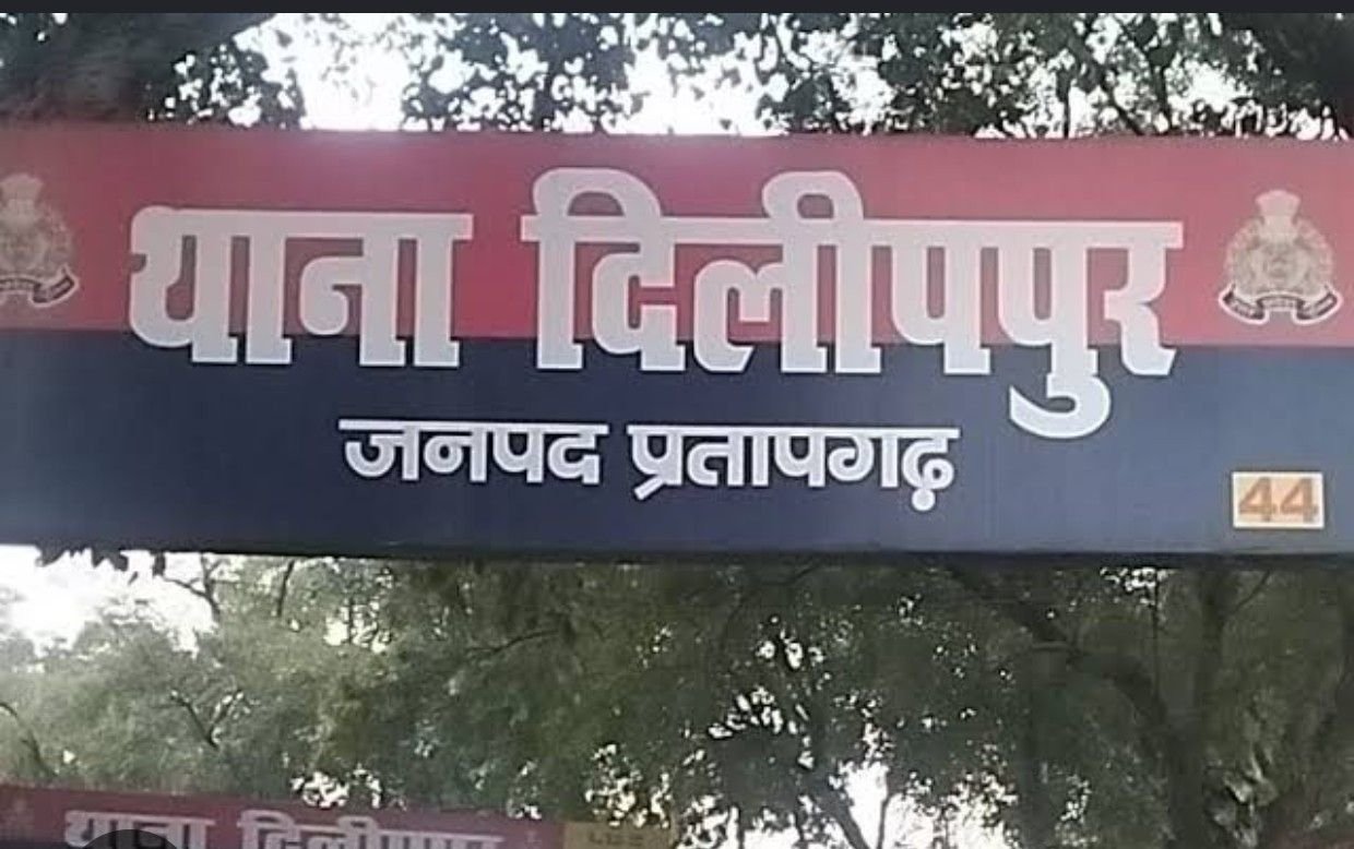 जिंदा सांप पर पेट्रोल डालकर लगाई आग, वीडियो वायरल होते ही ग्रामीणों में आक्रोशदिलीपपुर के गोपालपुर गांव की घटना बताई जा रही वीडियो में तड़पते सांप का बनाया गया मजाक, दोषियों पर कड़ी कार्रवाई की मांग