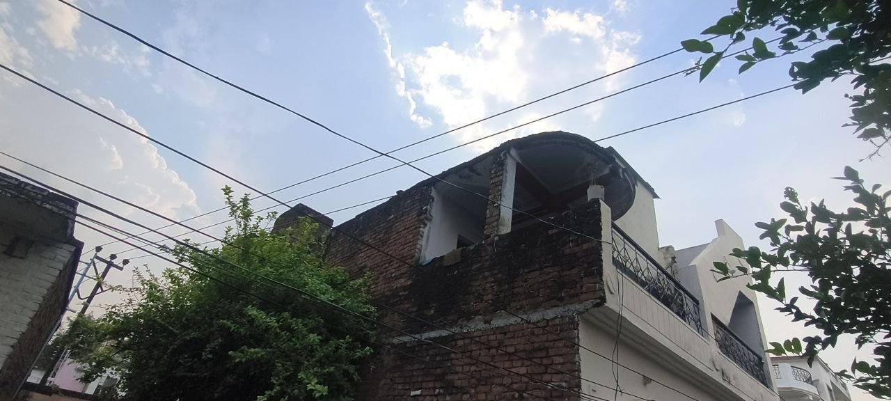 मऊ में फिर हाईटेंशन तार का कहर, 33 हजार वोल्ट की चपेट में आकर बच्ची गंभीर रूप से झुलसीब्रह्मस्थान की नई बस्ती में चित्रगुप्त मंदिर के पास हुआ हादसा, जिला अस्पताल से ट्रॉमा सेंटर रेफर