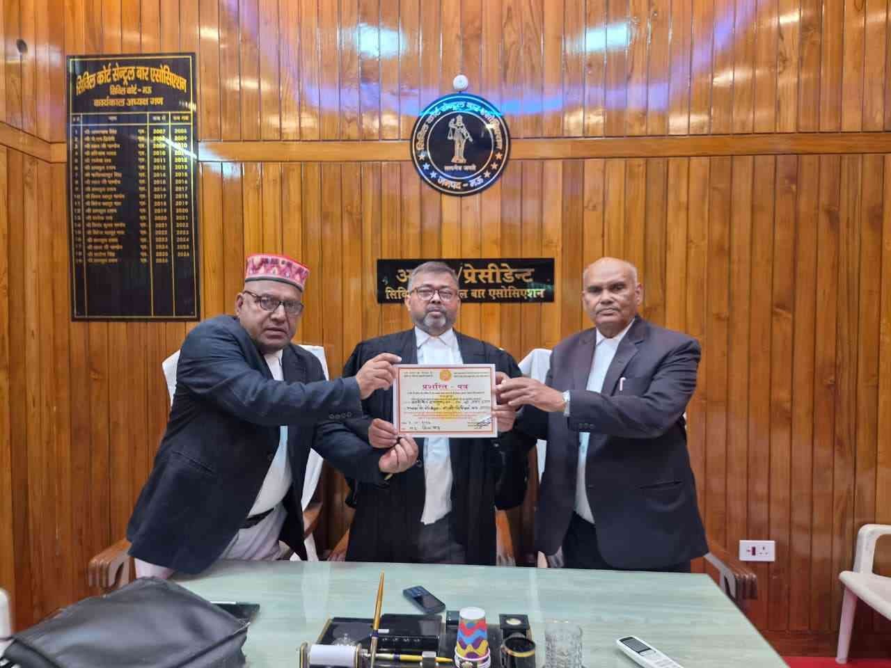 सिविल कोर्ट सेन्ट्रल बार एसोसिएशन मऊ के अध्यक्ष शमशुल हसन एडवोकेट सम्मानित.सामाजिक कार्यों के लिए मिला प्रशस्ति पत्र,जागो जगाओ सुन्दर संसार बनाओ अभियान ने किया सम्मानित