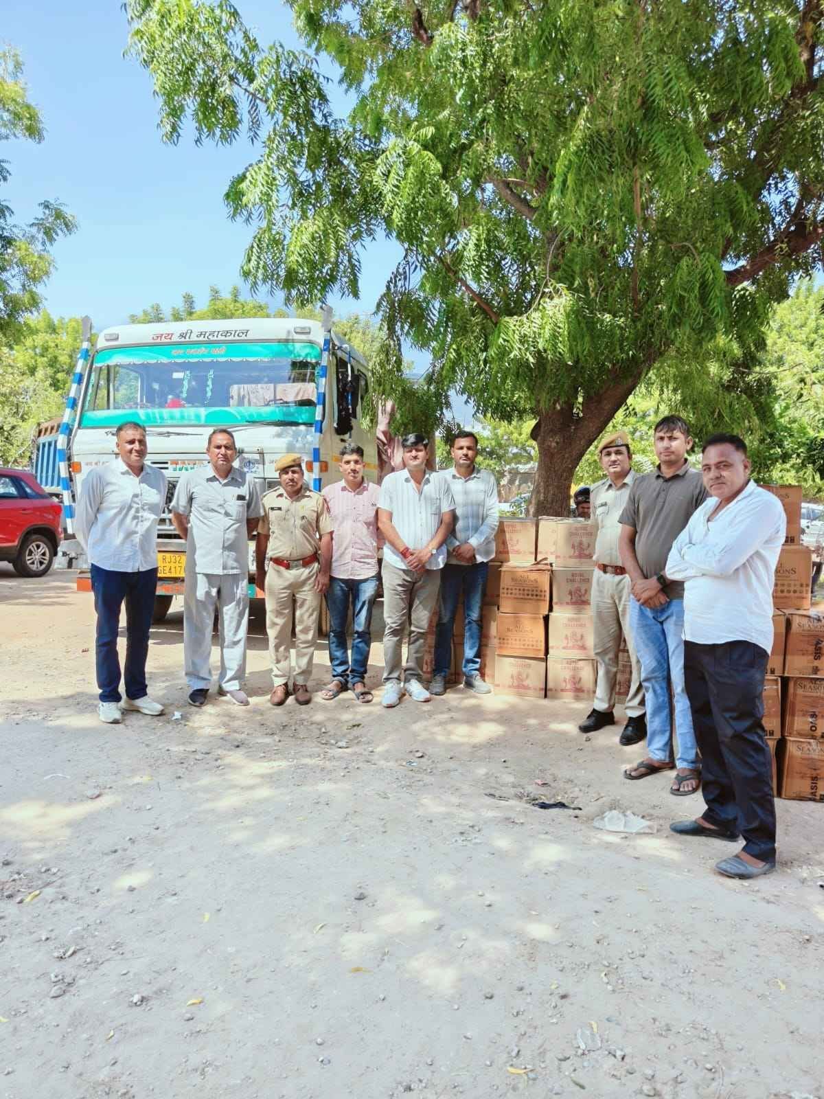 60 लाख से अधिक की अवैध अंग्रेजी शराब जब्त, चावल के कट्टों की आड़ में हो रही थी तस्करी, दो आरोपी गिरफ्तार