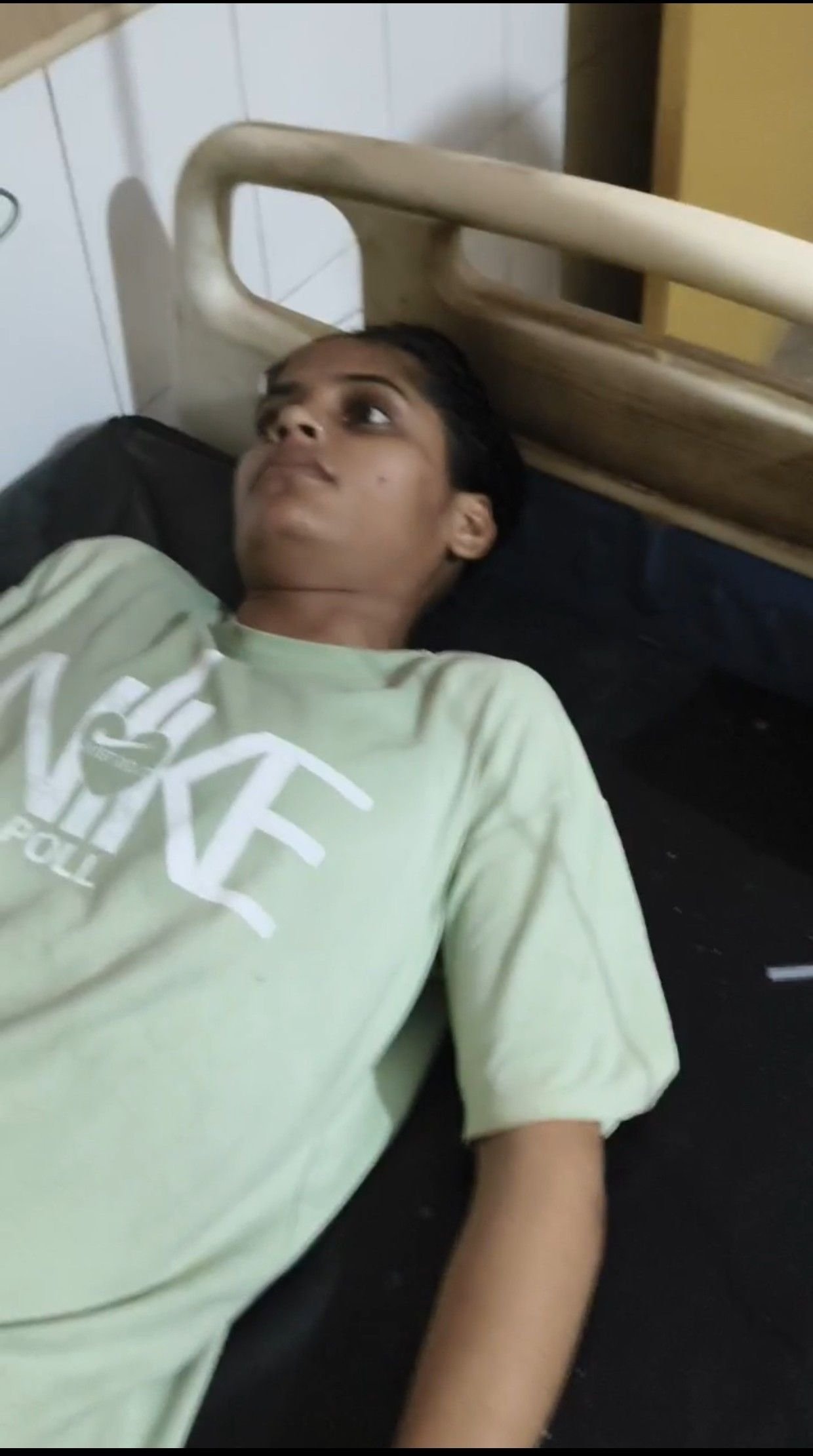 जहरीला पदार्थ खाने से युवती की हालत बिगड़ी, अस्पताल में भर्ती।