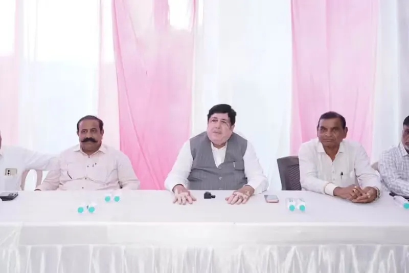 लौहपुरुष सरदार वल्लभभाई पटेल की जयंती की पूर्व संध्या पर अमरेली में प्रेसवार्ता को संबोधित करते दिलीप संघाणी 